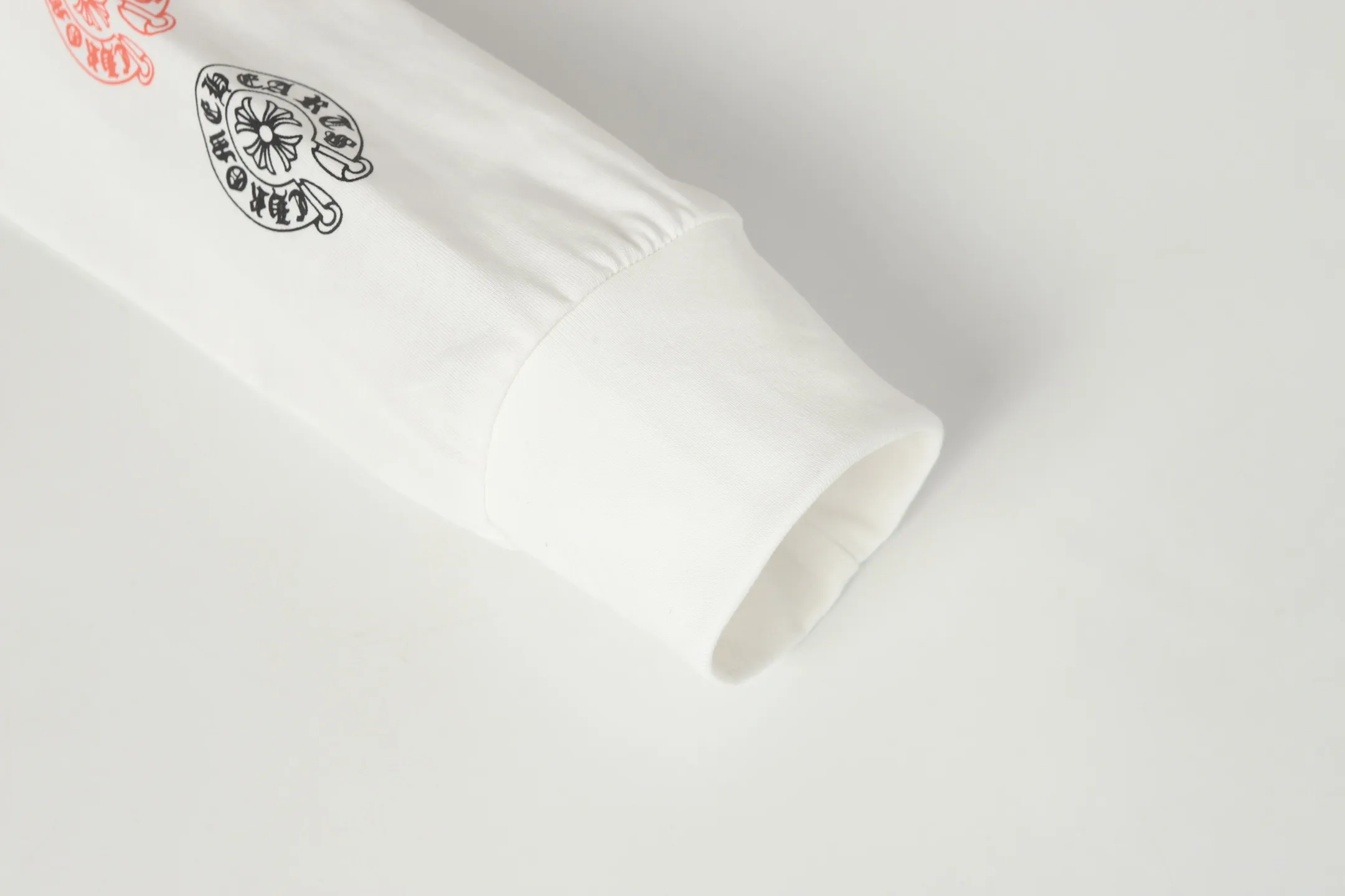 P160 Cross-border model. Please do not place an order if you pursue perfection. -Chrome Hearts/Chrome Hearts 23ss white horseshoe Sanskrit printed popular long-sleeved T-shirt -High weight, high density and high quality. The wool is soft, delicate and skin-friendly. It feels soft and silky. It has excellent warmth and skin-friendly properties.